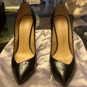 Vintage Zanottis……you have not seen a black leather pump as sexy as this🖤